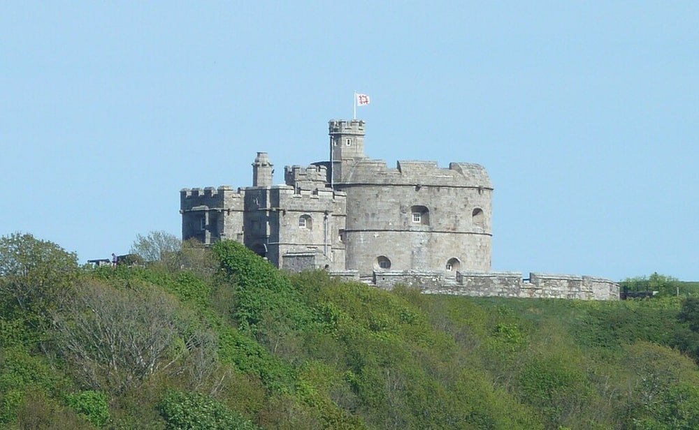 An English Heritage flag flying over Pendennis Castle